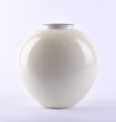 KPM Vase Trude Petri