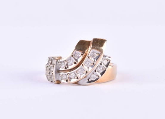 Women's diamond ring