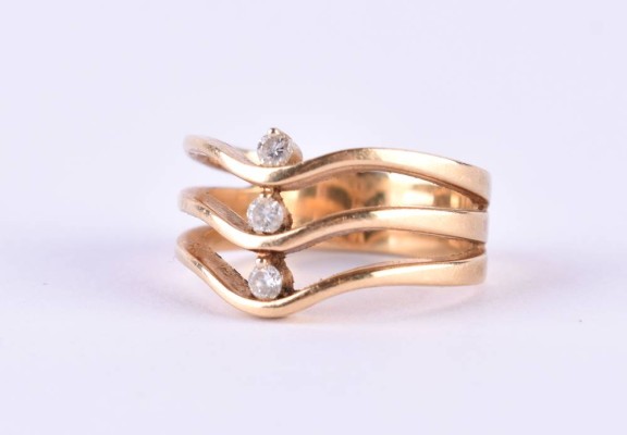 Women's diamond ring