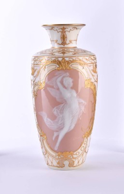 Pâte Sur Pâte Vase KPM um 1890