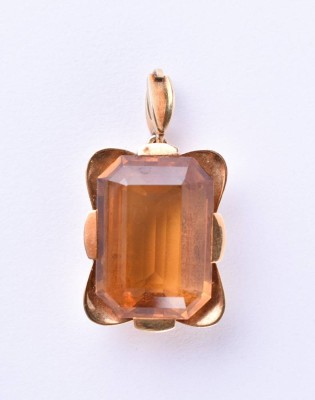 Pendant with gold topaz