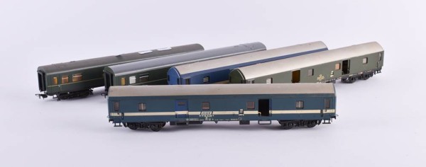 3 railway mail coaches and 2 passenger coaches 4-axle. DR- Piko/Schicht