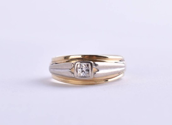 Solitaire diamond ring