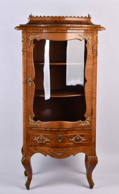 Vitrine sogenannter Dresdner Barock um 1900